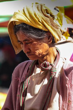 Heho, Myanmar - 08 Kasım 2019: Myanmar 'daki Heho şehir merkezindeki bir pazardaki insanlar, Asya' daki eski Burma
