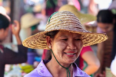 Heho, Myanmar - 08 Kasım 2019: Myanmar 'daki Heho şehir merkezindeki bir pazardaki insanlar, Asya' daki eski Burma
