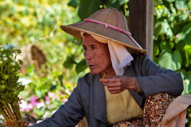 Heho, Myanmar - 08 Kasım 2019: Myanmar 'ın Heho kentindeki bir pazarda sigara içen kadın, Asya' nın eski Burma 'sı