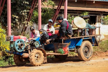 Heho, Myanmar - 08 Kasım 2019: Myanmar 'daki Heho şehir merkezindeki bir pazardaki insanlar, Asya' daki eski Burma