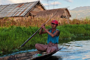 Inle Lake, Myanmar - 08 Kasım 2019: Burmese halkı Shan State, Myanmar eski Burma 'da Inle Gölü' nde. Inle Gölü, Shan Eyaleti 'nin Taunggyi ilçesinin Nyaungshwe ilçesinde bulunan bir tatlı su gölüdür.