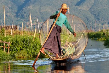 Inle Gölü, Myanmar - 08 Kasım 2019: Inle Gölü, Myanmar 'da balıkçı sandalının bir bacağı. Inle Gölü yüzen köyleri ve bahçeleriyle ünlüdür..