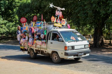 Bagan, Myanmar - 16 Kasım 2019: Bagan 'da Aung San Suu Kyi için gösteri yapan Birmanya halkı