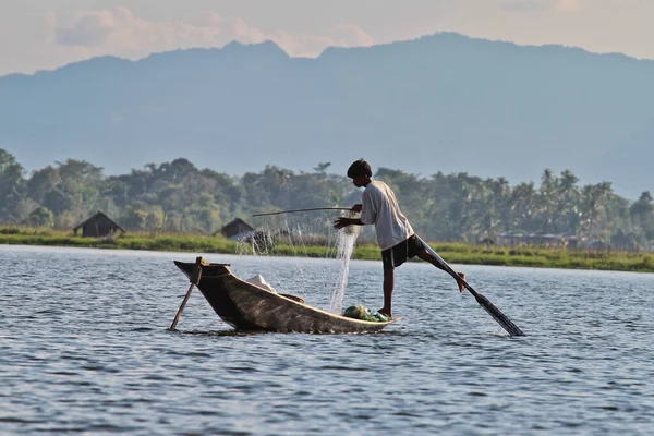 Lac Inle Myanmar Nov 2019 Bateau Rames Une Jambe Sur — Photo