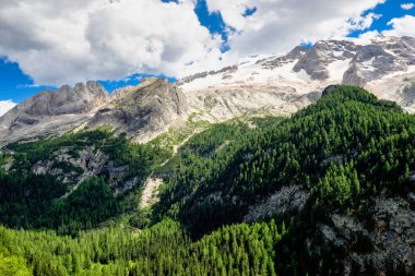 İtalya, Dolomitler 'deki Alp manzarası. Buzul Marmolada ve Fedaia geçidi.