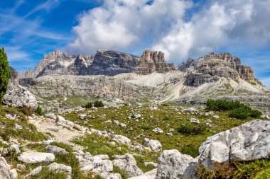 Lavaredo 'nun üç zirvesi olan Tre Cime di Lavaredo' nun kuzeydoğu İtalya 'nın Sexten Dolomitleri' nden görüntüler..
