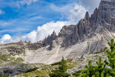 Lavaredo 'nun üç zirvesi olan Tre Cime di Lavaredo' nun kuzeydoğu İtalya 'nın Sexten Dolomitleri' nden görüntüler..