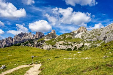Lavaredo 'nun üç zirvesi olan Tre Cime di Lavaredo' nun kuzeydoğu İtalya 'nın Sexten Dolomitleri' nden görüntüler..