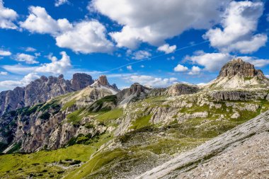 Lavaredo 'nun üç zirvesi olan Tre Cime di Lavaredo' nun kuzeydoğu İtalya 'nın Sexten Dolomitleri' nden görüntüler..