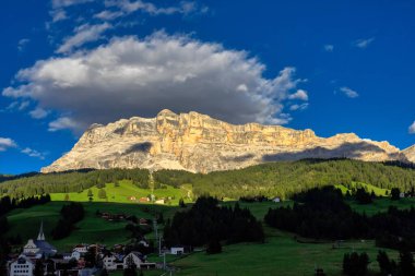 Doğu Dolomitlerdeki Sasso di Santa Croce 'un batılı yüzü Badia vadisine bakan 900 metrelik dikey duvar, Güney Tyrol, İtalya