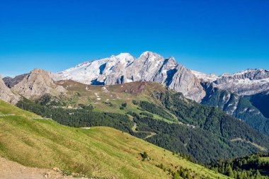 Dolomites, Trentino Alto Adige, Canazei 'deki görkemli Alpler Panoraması. İtalya.