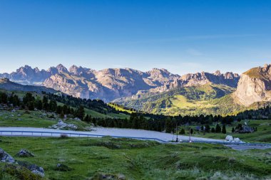 Dolomites, Trentino Alto Adige, Canazei 'deki görkemli Alpler Panoraması. İtalya.