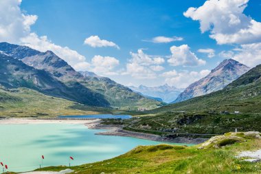 Bernina Ekspres treni Ospizio Bernina 'daki Beyaz Göl' de, yukarı Engadin, Graubuenden, Grisons, İsviçre.