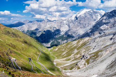 İtalya, Stelvio Ulusal Parkı. Ortler Alpleri 'ndeki Stelvio Geçidi' ne giden ünlü yol. Alp manzarası.