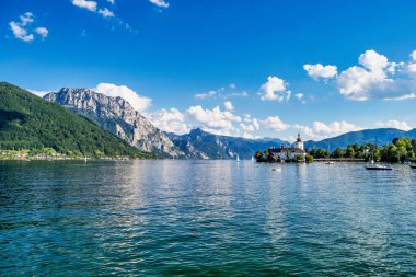 Avusturya, Salzkammergut 'taki Traunsee Gölü ve Ort Gmunden Foudend' daki bir Avusturya şatosu olan Ort Gölü 'nün ortasında 1080 yılı civarında yer alır.