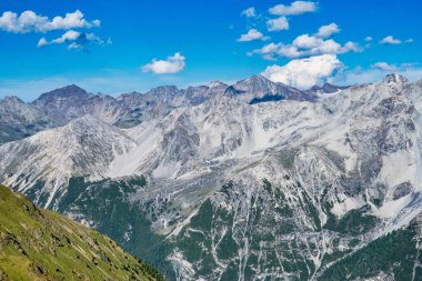 İtalya, Stelvio Ulusal Parkı. Ortler Alpleri 'ndeki Stelvio Geçidi' ne giden ünlü yol. Alp manzarası.