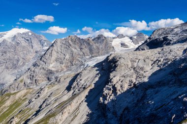 İtalya, Stelvio Ulusal Parkı. Ortler Alpleri 'ndeki Stelvio Geçidi' ne giden ünlü yol. Alp manzarası.