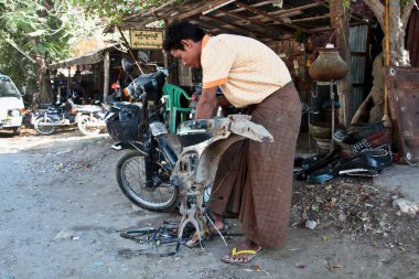 Mandalay, Myanmar - 13 Kasım 2019: Mandalay sokaklarında çalışan insanlar, Myanmar eski Burma