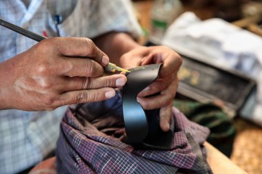 Bagan, Myanmar - 14 Kasım 2019: Bagan, Myanmar eski Burma 'daki geleneksel dantel donanım fabrikası ve mağazası