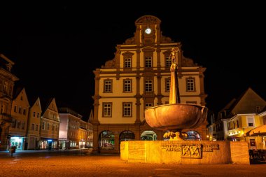 Eski Darphanenin cephesi, Almanya 'daki Speyer' de gece vakti Alte Muenze.