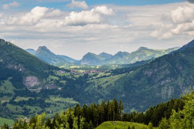 Almanya 'nın Bavyera kentindeki Bad Hindelang çevresindeki manzara