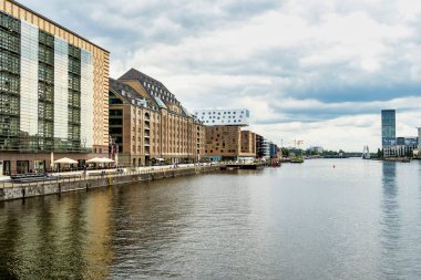 Berlin 'de Oberbaşemsiye yakınında Spree Nehri, Avrupa' da Almanya