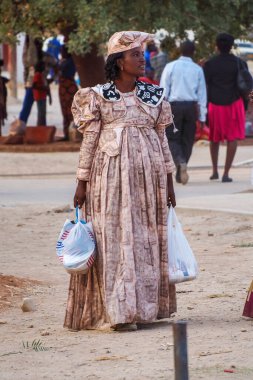 Opuwo, Namibya - Haziran 06, 2019: Opuwo 'da geleneksel giyinmiş Kahraman Kadın. Namibya. Bugün 240.000 üyeyle birlikte Bantu grubuna mensup olan Herero..