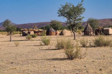 Opuwo, Namibya - Temmuz 07, 2019: Namibya 'nın kuzeybatısındaki Kunene Bölgesi' nin başkenti Opuwo yakınlarındaki Tipik Himba kabilesi köyü.