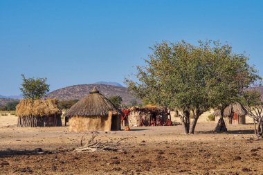 Opuwo, Namibya - Temmuz 07, 2019: Himba köyünde tipik kolye ve saç stiline sahip tanımlanamayan Himba kadınları