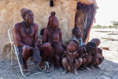 Opuwo, Namibya - Temmuz 07, 2019: Himba köyünde tipik kolye ve saç stiline sahip tanımlanamayan Himba kadınları