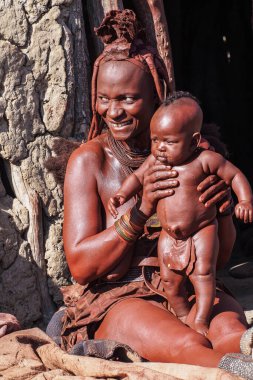 Opuwo, Namibya - Temmuz 07, 2019: Himba köyünde tipik kolye ve saç stiline sahip tanımlanamayan Himba kadını