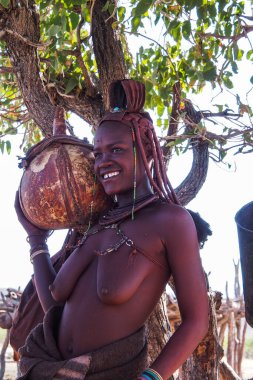 Opuwo, Namibya - Temmuz 07, 2019: Himba köyünde tipik kolye ve saç stiline sahip tanımlanamayan Himba kadını