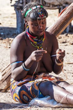Opuwo, Namibya - Temmuz 07, 2019: Himba köyünde tipik kolye ve saç stiline sahip tanımlanamayan Himba kadını