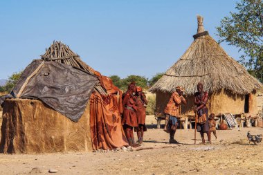 Opuwo, Namibya - Temmuz 07, 2019: Himba köyünde tipik kolye ve saç stiline sahip tanımlanamayan Himba kadınları