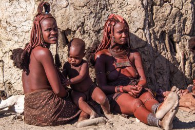 Opuwo, Namibya - Temmuz 07, 2019: Himba köyünde tipik kolye ve saç stiline sahip tanımlanamayan Himba kadınları