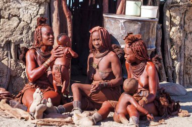 Opuwo, Namibya - Temmuz 07, 2019: Himba köyünde tipik kolye ve saç stiline sahip tanımlanamayan Himba kadınları