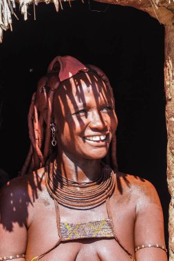 Opuwo, Namibya - Temmuz 07, 2019: Himba köyünde tipik kolye ve saç stiline sahip tanımlanamayan Himba kadını