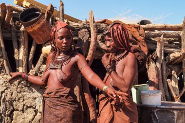 Opuwo, Namibya - Temmuz 07, 2019: Himba köyünde tipik kolye ve saç stiline sahip tanımlanamayan Himba kadınları
