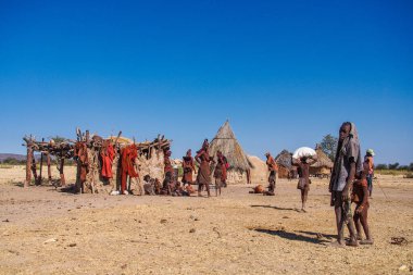 Opuwo, Namibya - Temmuz 07, 2019: Himba köyünde tipik kolye ve saç stiline sahip tanımlanamayan Himba kadınları