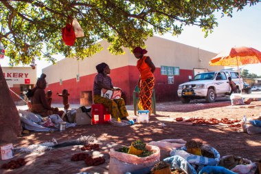 Opuwo, Namibya - Temmuz 07, 2019: Opuwo sokaklarında tipik kolye ve saç stiline sahip tanımlanamayan Himba kadınları