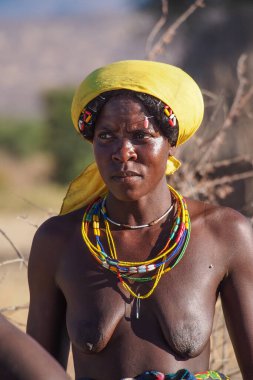 Opuwo, Namibya - Temmuz 07, 2019: Himba köyünde tipik kolye ve saç stiline sahip tanımlanamayan Himba kadını