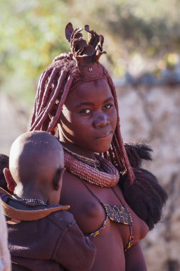 Opuwo, Namibya - Temmuz 08, 2019: Himba köyünde tipik kolye ve saç stiline sahip tanımlanamayan Himba kadını