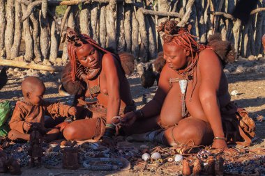 Opuwo, Namibya - Temmuz 08, 2019: Himba köyünde tipik kolye ve saç stiline sahip tanımlanamayan Himba kadını