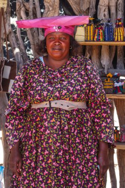 Twyfelfontein, Namibya - 10 Haziran 2019: Twyfelfontein 'de geleneksel giysiler içindeki kahraman kadın. Namibya. Bugün 240.000 üyeyle birlikte Bantu grubuna mensup olan Herero..