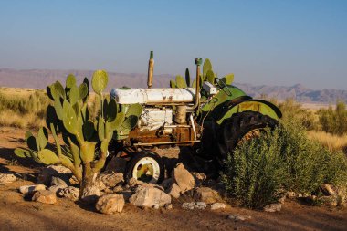 Solitaire, Namibya - 12 Temmuz 2019: Namibya 'daki Solitaire Çölü' nde terk edilmiş arabalar.