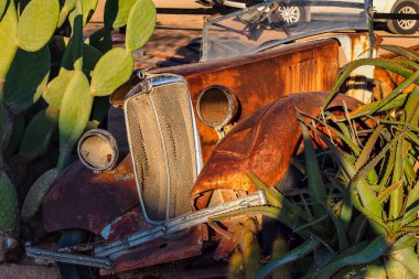 Solitaire, Namibya - 12 Temmuz 2019: Namibya 'daki Solitaire Çölü' nde terk edilmiş arabalar.