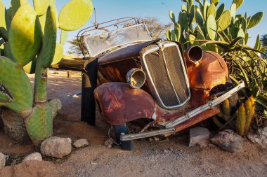 Solitaire, Namibya - 12 Temmuz 2019: Namibya 'daki Solitaire Çölü' nde terk edilmiş arabalar.