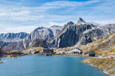 Büyük St. Bernard Geçidi 'nin gölü ve geçidi, İsviçre' nin İtalya ile İsviçre arasındaki en yüksek üçüncü yol geçididir.