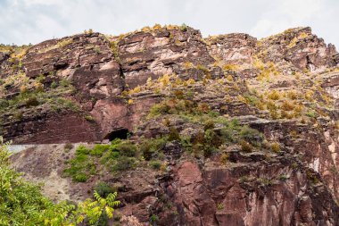 Gorges de Daluis veya var nehrinin oluşturduğu kayaların renginden dolayı yerel halk tarafından 