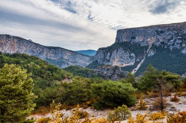 Verdon Gorge, Gorges du Verdon, Fransız Alpleri, Provence, Fransa 'da turkuaz yeşili kıvrımlı nehir ve yüksek kireçtaşı kayalarıyla ünlü kanyonun muhteşem manzarası.